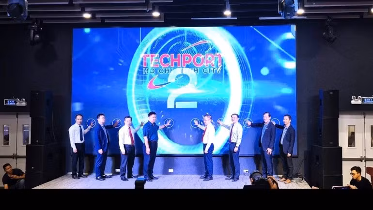 호찌민시 기술 교류 플랫폼의 새로운 버전 출범식에 참석한 대표들. (사진: NDO)