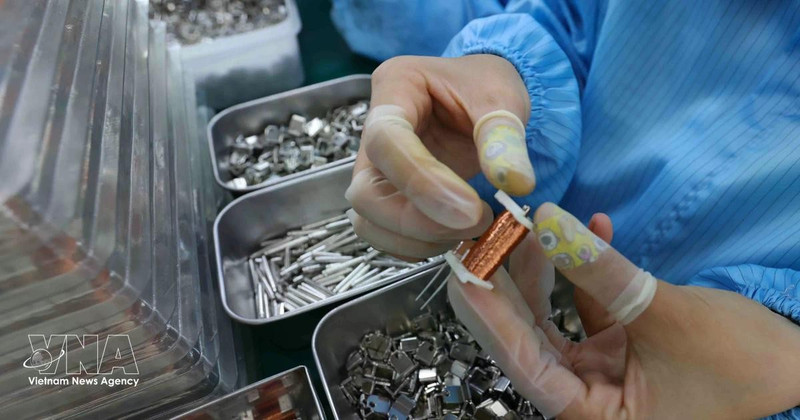 후에시 투하산업단지에 위치한 SANYOU VIETNAM 전자장비유한책임회사에서 전자 부품을 생산하는 모습. (사진: VNA)