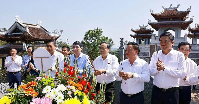 쩐 탄 먼 국회의장과 관계자들이 지난달 28일 충선사에서 호찌민 주석에게 향을 올리고 있다. (사진: VNA)
