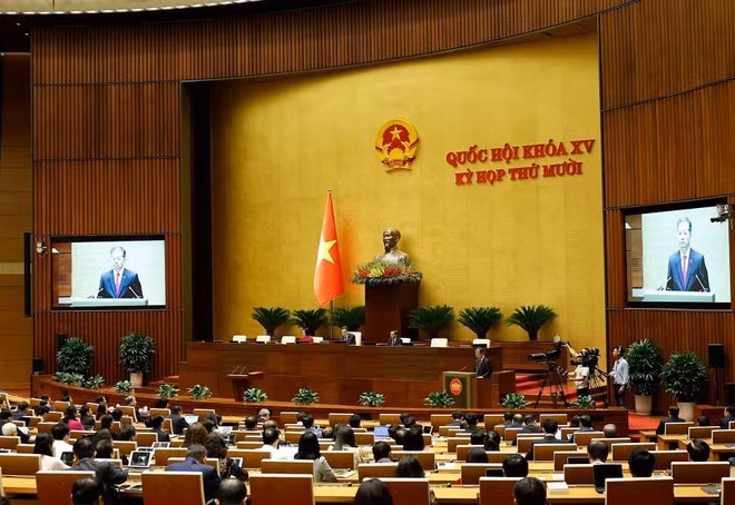 제15기 국회 제10차 회의에서 취임 선서를 하고 있는 응우옌 반 꽝 신임 베트남 최고인민법원장. (사진: VNA)