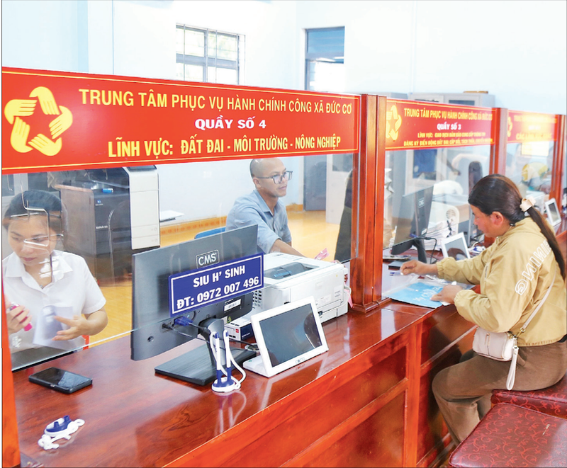 지라이성 득코 면 행정서비스센터에서 행정 절차를 진행 중인 지역 주민들. (사진: VNA)
