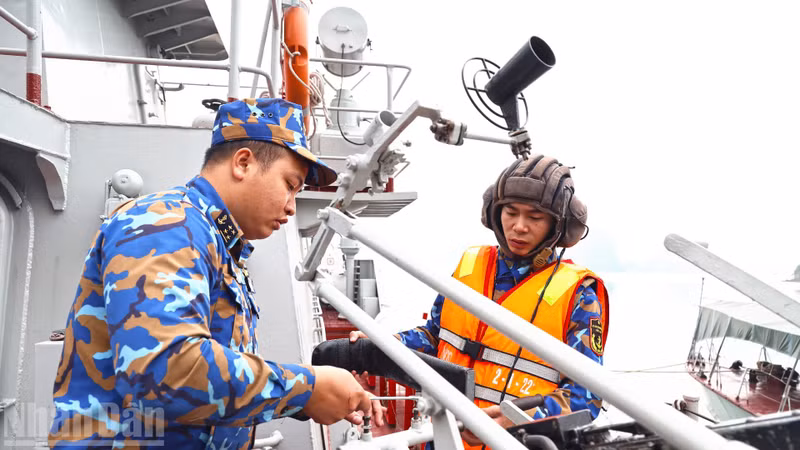134전대 장교와 병사들이 전투준비 훈련 중 장비의 유지 및 보존을 주도적으로 실시하고 있다.