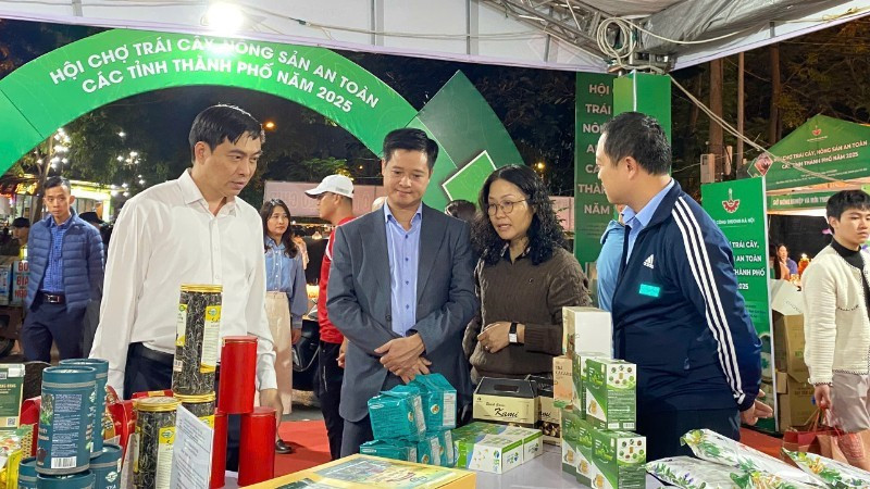 대표단이 3일 박람회에 전시된 물품들을 둘러보고 있다.