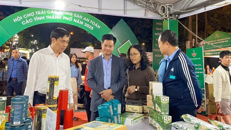 대표단이 3일 박람회에 전시된 물품들을 둘러보고 있다.