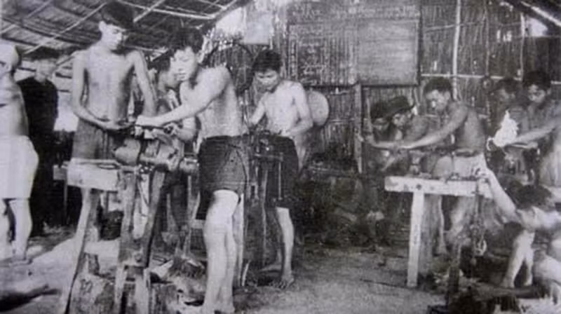 다큐멘터리 <Công binh xưởng Khu 8(8구역 공병 작업장)>의 한 장면.