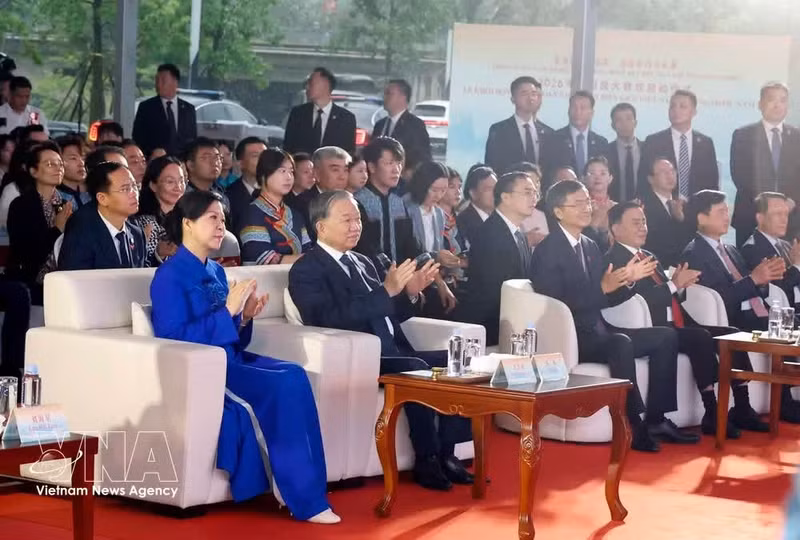 또럼 베트남 공산당 중앙위원회 서기장 겸 겸국가주석 내외가 17일 중국 국빈 방문의 일환으로 광시 난닝시에서 열린 ‘베트남-중국 접경 주민 축제 2026’ 개막식에 참석하고 있다. (사진: VNA)