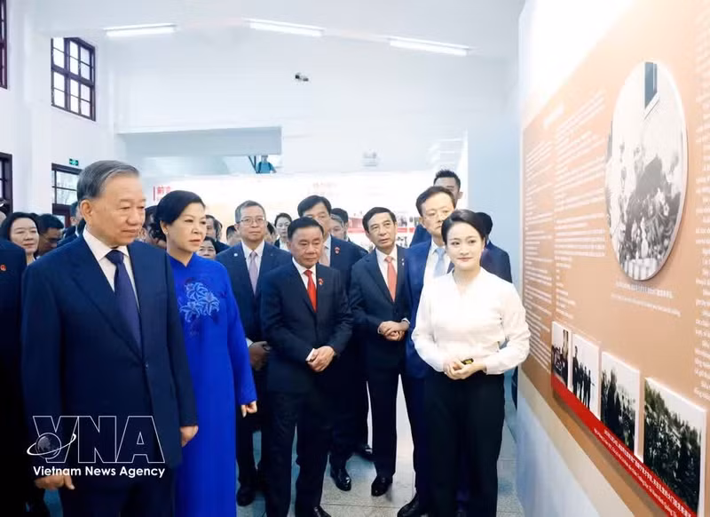 또럼 서기장 겸 국가주석 내외와 베트남 고위 대표단이 중국 광시 난닝 위차이 학교 유적지를 둘러보고 있다. (사진: VNA)