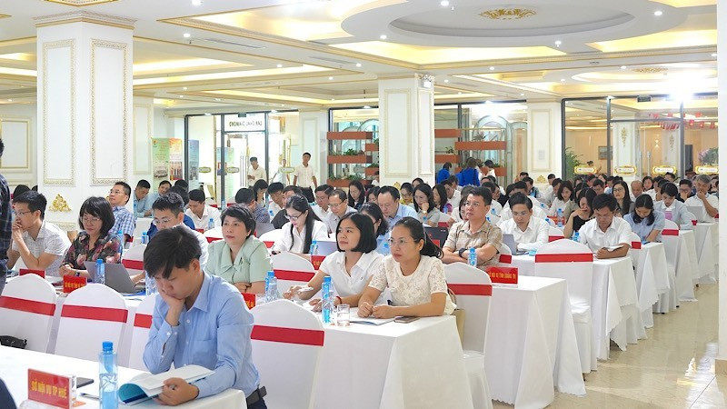  회의에 참석한 대표단.