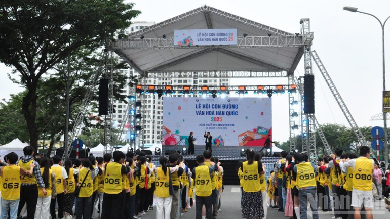 젊은 참가자들이 메인 무대 앞에서 전통 한국 놀이를 즐기고 있다.