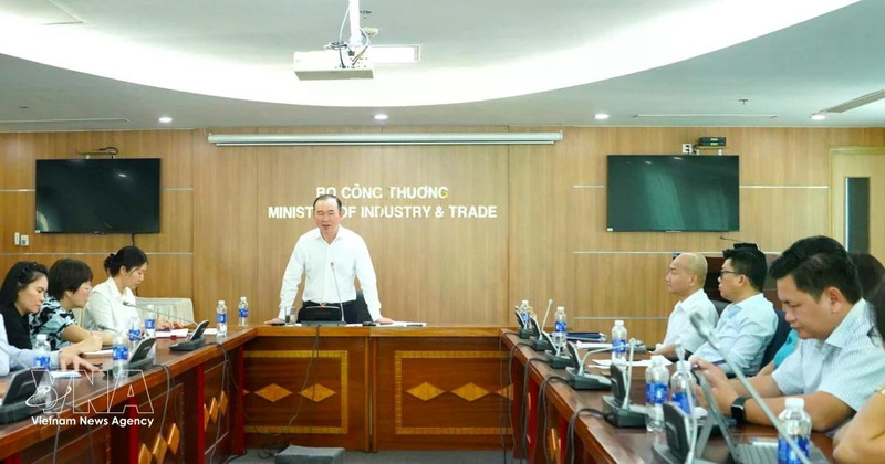 호찌민시에서 열린 중동사태 대책회의에서는 생산 및 무역에 대한 압박을 완화하고 국내 시장을 안정시키기 위한 방안들이 논의됐다. (사진: VNA)