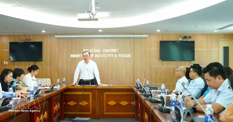 호찌민시에서 열린 중동사태 대책회의에서는 생산 및 무역에 대한 압박을 완화하고 국내 시장을 안정시키기 위한 방안들이 논의됐다. (사진: VNA)