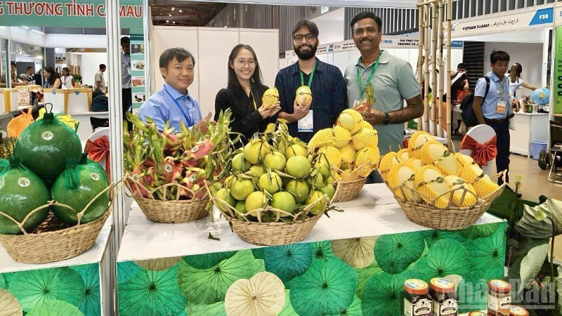 방문 소비자들에게 제품을 소개하는 티엔푹 협동조합. 