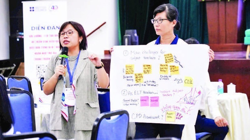 전문가들이 포럼 ‘학교에서 제2외국어로서의 영어 효과적 도입을 위한 교원 연수 및 역량 개발’에서 영어 교사들을 대상으로 연수를 진행했다.