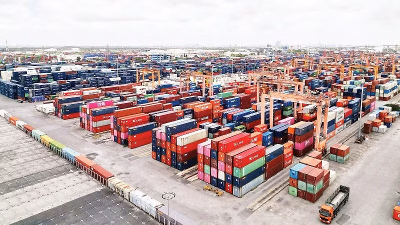 하이퐁 탄부 항구에서 수출을 기다리고 있는 화물들. (사진: VNA)