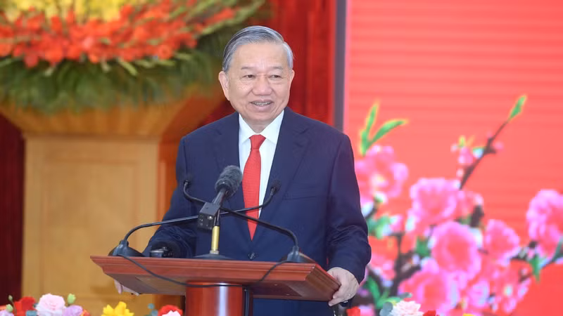 또 럼 당 서기장이 모임에서 연설을 하며 당 중앙위원회 사무국의 간부, 공무원 및 직원들에게 설날 인사를 전하고 있다. (사진: 당 코아)