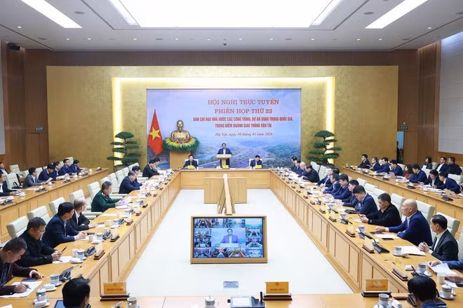30일 하노이에서 열린 국가 핵심 교통 프로젝트 국가 지도위원회 제23차 회의. 회의는 주요 프로젝트가 진행 중인 27개 지방과 온라인으로 연결해 진행됐다. (사진: VNA)