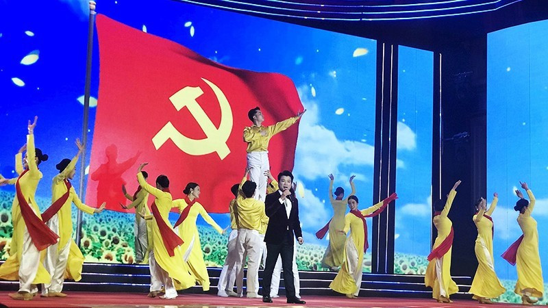 문화와 예술이 정치, 사회, 기념 활동 및 행사에 점점 더 적극적으로 참여하고 있다. (사진: QUANG HUNG)