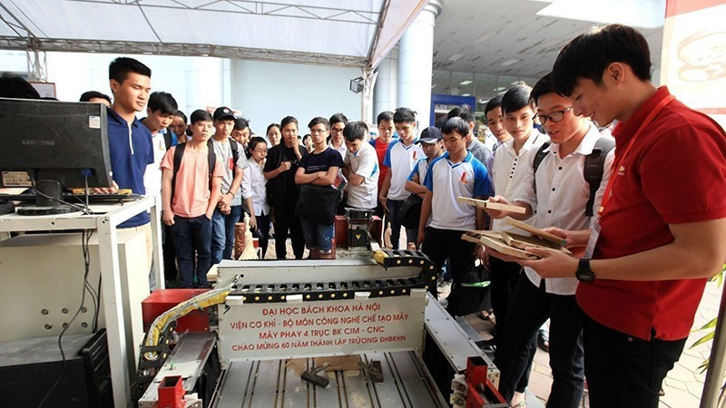 하노이과학기술대학교 기계공학연구소 제조기술학과에서 개발한 4축 밀링머신 BK CIM - CNC가 대학 창립 기념 과학기술 성과 전시회에 전시되고 있다. (사진: VNA)