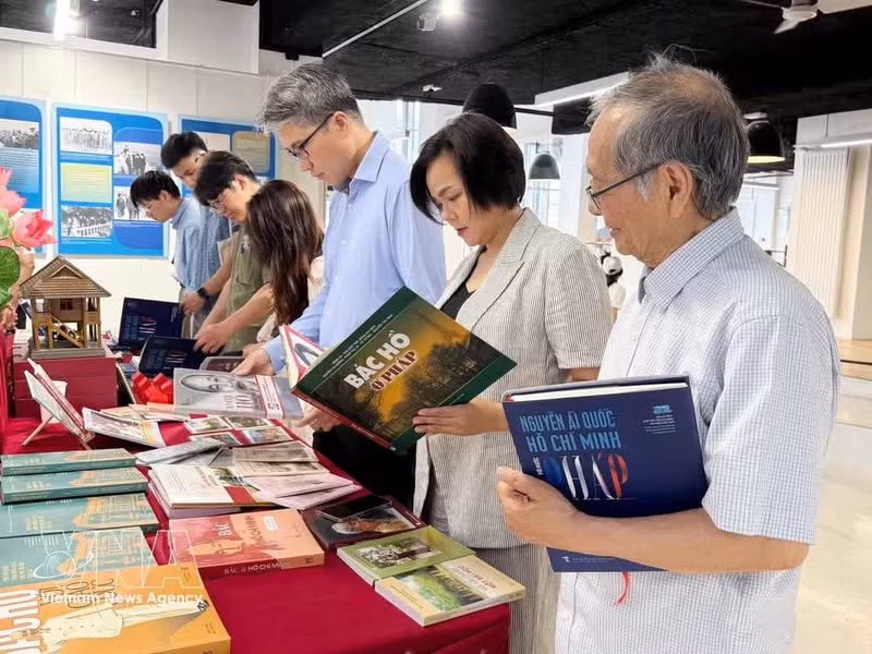 대표단이 프로그램의 일환으로 마련된 전시 공간을 방문해 호찌민 주석과 관련된 도서, 기록 자료, 유물을 관람하고 있다. (사진: VNA)