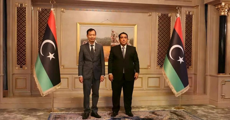 응우옌 남 즈엉 주이집트·리비아 베트남 대사(왼쪽)와 무함마드 알-멘피 리비아 대통령평의회 의장. (사진: VNA)