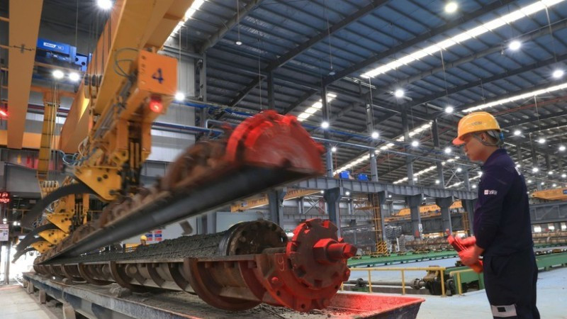 호찌민시 떤푸억 지역 푸미 3 전문 산업단지에서 원심 주조 압력관을 생산하는 근로자들. (사진: 홍닷/베트남통신사)