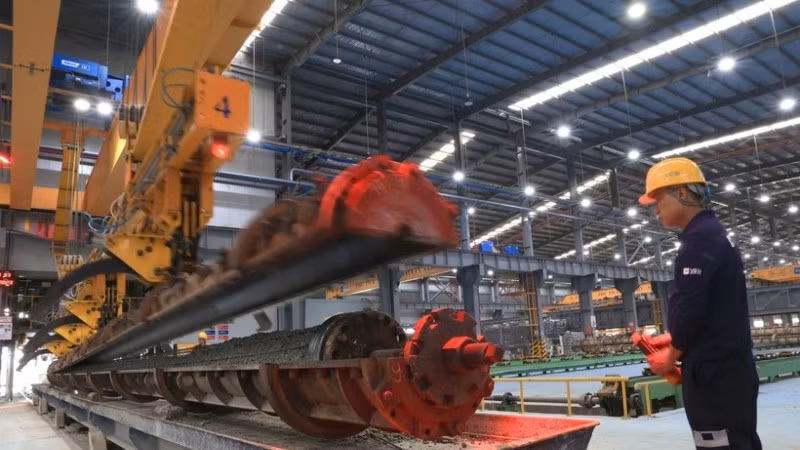 호찌민시 떤푸억 지역 푸미 3 전문 산업단지에서 원심 주조 압력관을 생산하는 근로자들. (사진: 홍닷/베트남통신사)