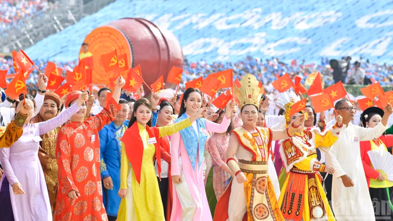 2025년 9월 2일 오전 하노이에서 열린 8월 혁명 및 국경일 80주년 기념식에서 진행된 문화·체육 퍼레이드 행렬. (사진: DUY LINH)