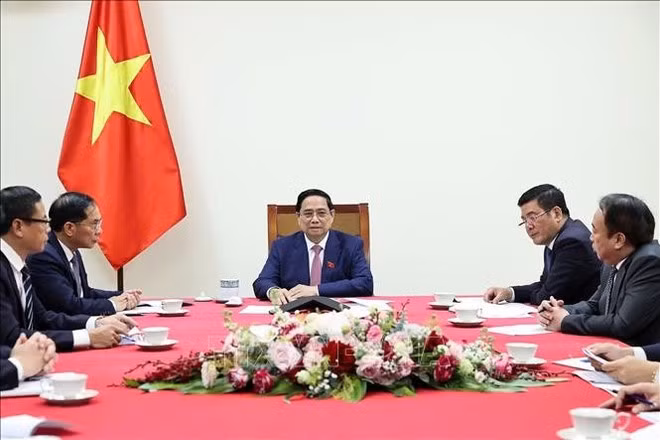 팜 민 찐 총리가 러시아 국영 원자력공사 로사톰의 알렉세이 리하체프 사장과 전화 통화를 하고 있다. (사진: VNA)