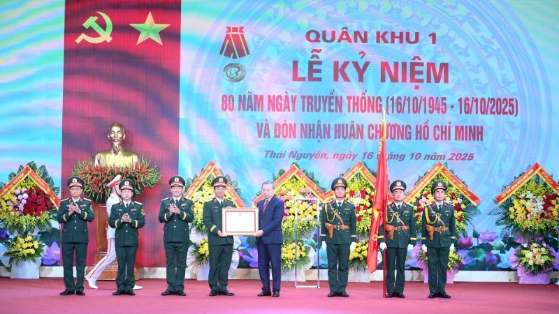 또 럼 베트남 공산당 서기장이 1군구에 호찌민 훈장을 수여하고 있다. (사진: 당 코아)