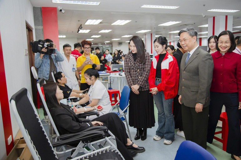 조직위원회 대표들은 헌혈자들에게 격려와 감사의 뜻을 전하고 있다.