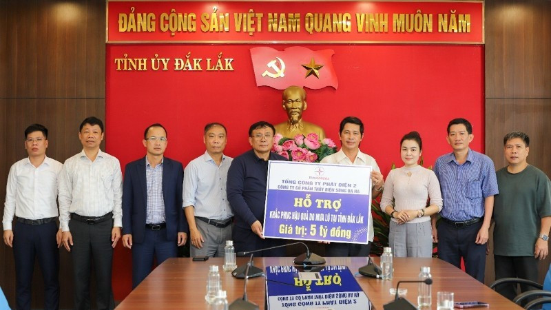 실무 대표단이 닥락성 대표들에게 구호 기금 상징 수표를 전달하고 있다.