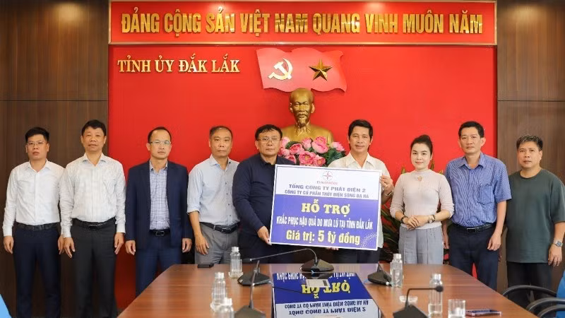 실무 대표단이 닥락성 대표들에게 구호 기금 상징 수표를 전달하고 있다.