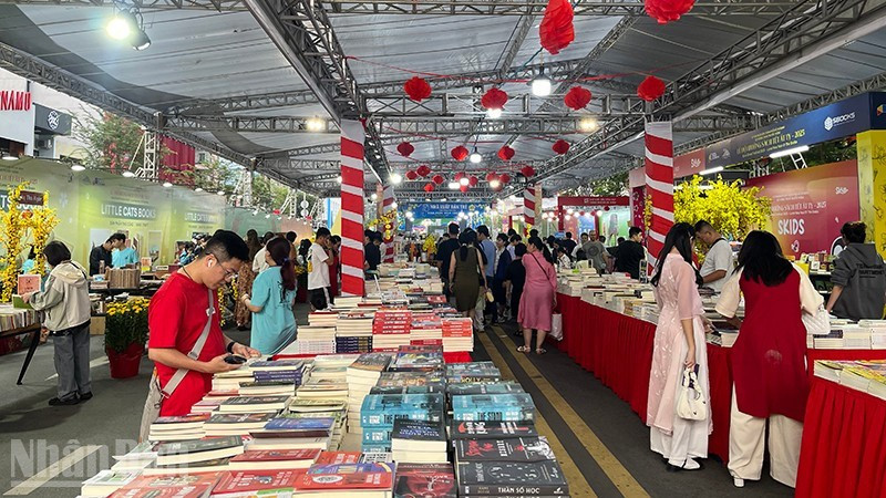 2025년 호찌민시 '뗏 북 스트리트 페스티벌' 현장. (사진: Linh Bao)