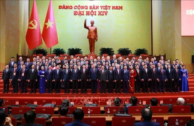 당 및 국가 지도부가 제14차 전국당대회에 참석한 정부 당조직 대표단과 함께 단체 사진을 촬영하고 있다. (사진: VNA)