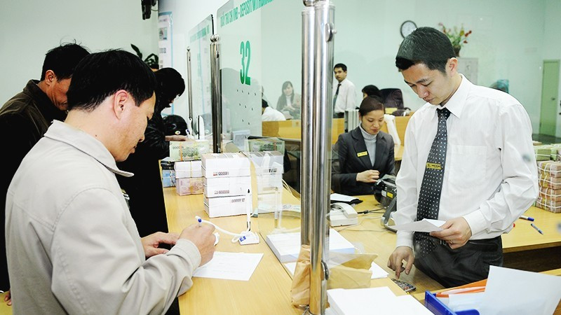 베트남외상은행(Vietcombank)에서의 거래 모습. (사진: 응우옛 아잉)