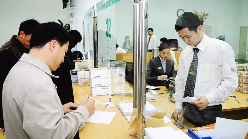 베트남외상은행(Vietcombank)에서의 거래 모습. (사진: 응우옛 아잉)