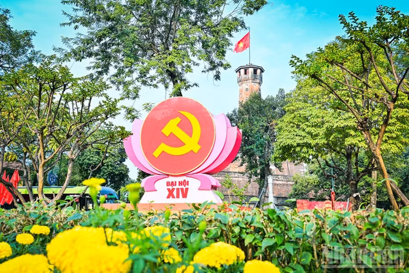 제14차 전국당대회를 환영하며 밝게 빛나는 수도 하노이. (사진: 바오 롱)