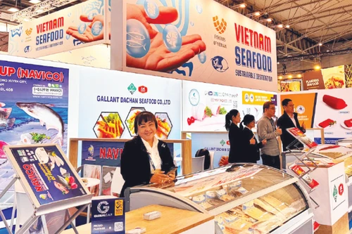 베트남 수산물이 스페인에서 열린 시푸드 엑스포 글로벌(Seafood Expo Global)에서 선보이고 있다. (사진: 탄 마이)