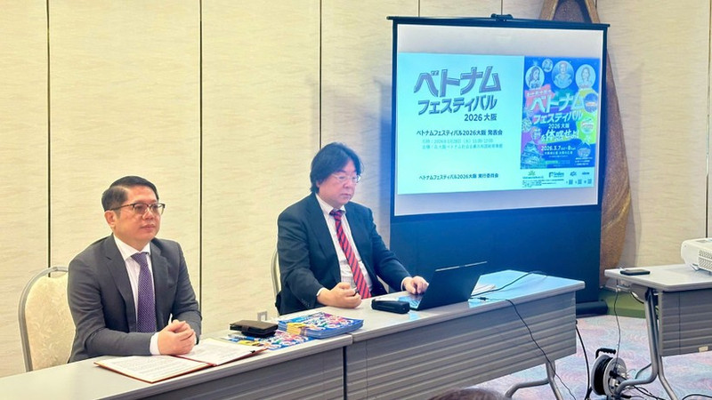 응오 찐 하 오사카 주재 베트남 총영사 (왼쪽)가 기자회견에 참석하고 있다.