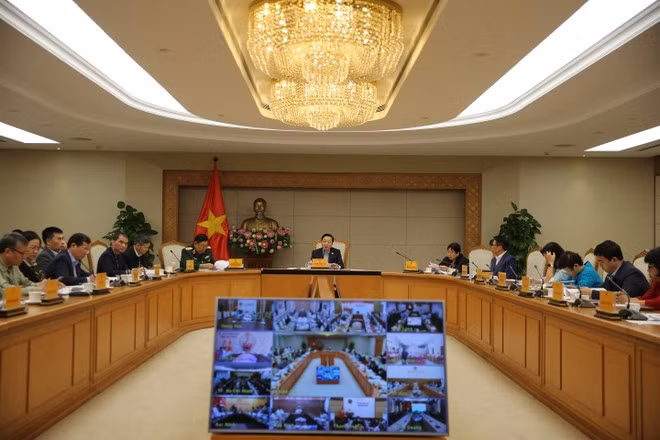 쩐홍하(Tran Hong Ha) 부총리가 국회 결의안 제254/2025/QH15호의 토지법 집행상 고충과 장애 해소를 위한 메커니즘 및 정책에 관한 시행령(안) 논의를 위한 온·오프라인 병행 회의에서 발언하고 있다. (사진: VNA)