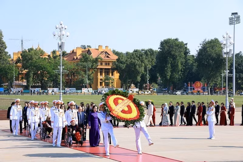 제11차 전국 애국경쟁대회 대표단이 26일 하노이에 위치한 호찌민 주석 묘를 참배하고 있다. (사진: VNA)