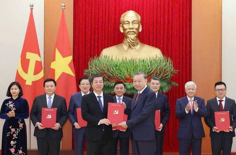 또 럼 베트남 공산당 서기장은 작년 12월 31일, 스텃(Su That)국립정치출판사의 부 쫑 람 사장 겸 편집장에게 출판사의 기능과 임무, 조직 구조 등의 내용을 담은 정치국 결정서 제223-QD/TW호를 전달했다.