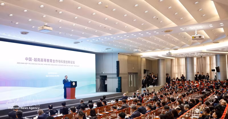 또 럼 베트남 당 서기장 겸 국가주석이 14일 베이징 칭화대학교에서 정책 강연을 하고 있다. (사진: VNA)