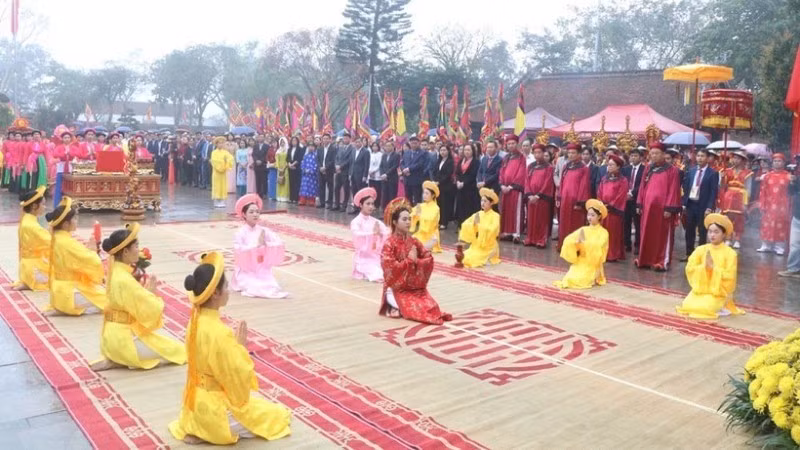 푸토성 히엔르엉 면의 당 조직, 당국, 주민들이 23일 어머니 어우꺼를 기리며 경건하게 향을 올리고 감사의 마음을 전하고 있다.