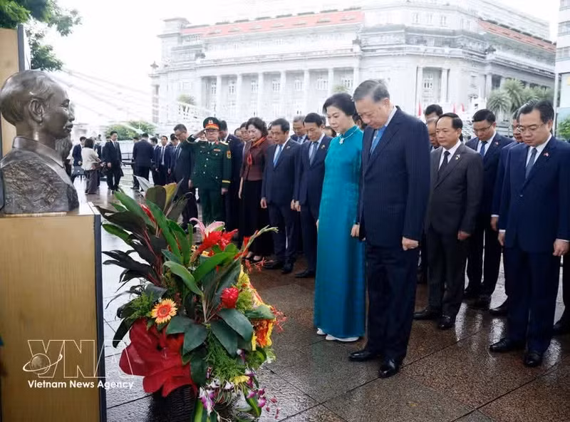 서기장 겸 국가주석, 싱가포르서 호찌민 주석 추모 헌화