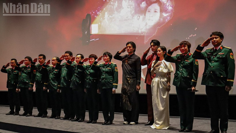 ‘베트남 영화 – 빛의 여정’ 영화주간 폐막식에는 ‘무아 도’(붉은 비) 제작진이 참석했다.