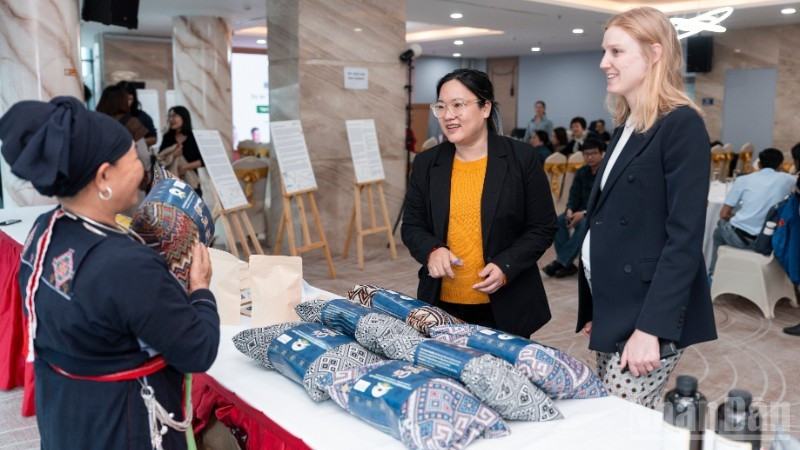 프로젝트 참여 지역사회의 제품을 선보이는 전시회를 찾은 관람객들.