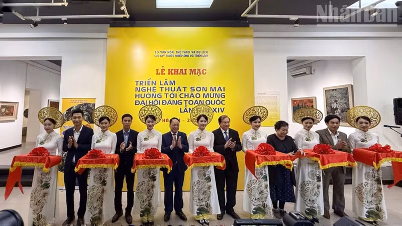 대표단이 전시회 개막을 알리는 테이프 커팅을 하고 있다