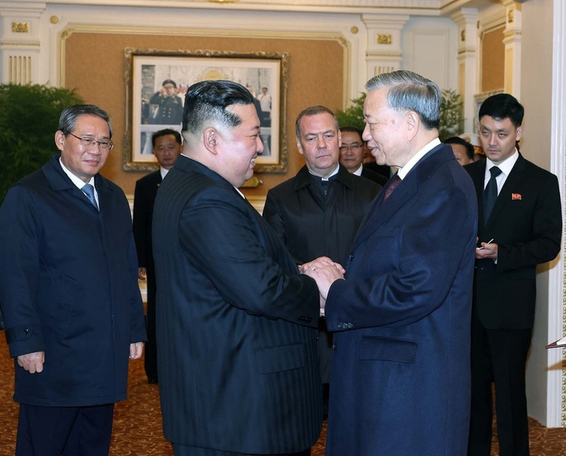 또 럼.베트남 공산당 서기장과 조선노동당 총비서이자 조선민주주의인민공화국 국무위원장인 김정은 위원장. (사진: VNA)