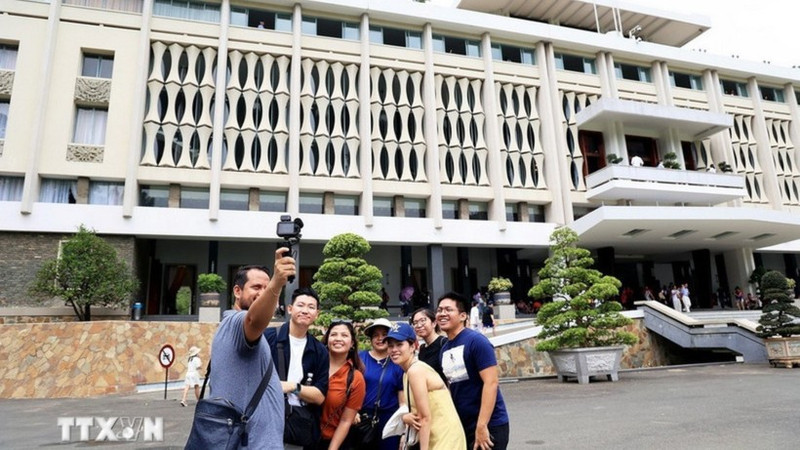 호찌민시의 역사적 명소 중 하나인 통일궁을 방문한 중국인 관광객들이 진을 찍고 있다. (사진: VNA)